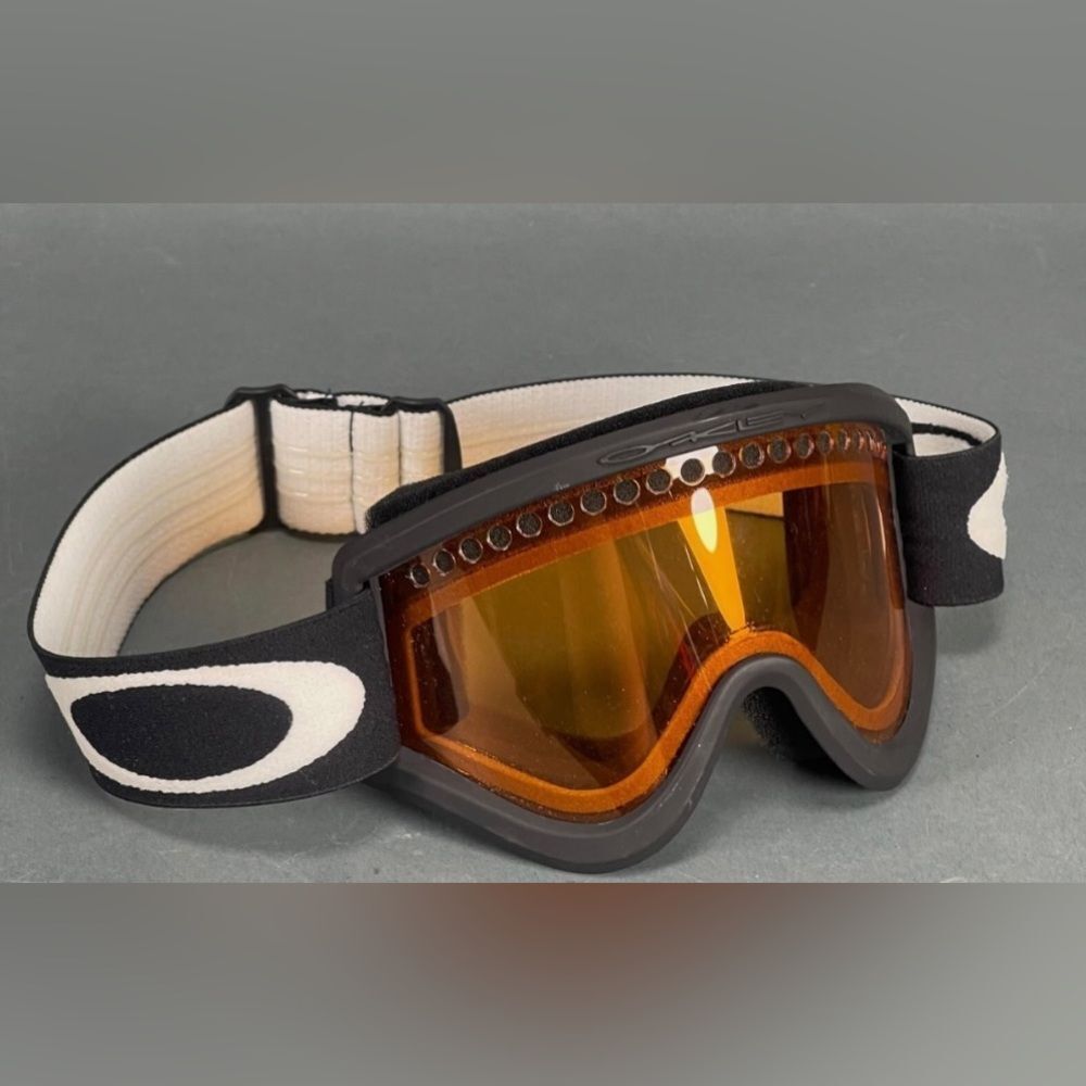Oakley Black Frame Snowboarding/Ski Goggles with Orange Lens! Perfect condition! - Picture 2 of 7